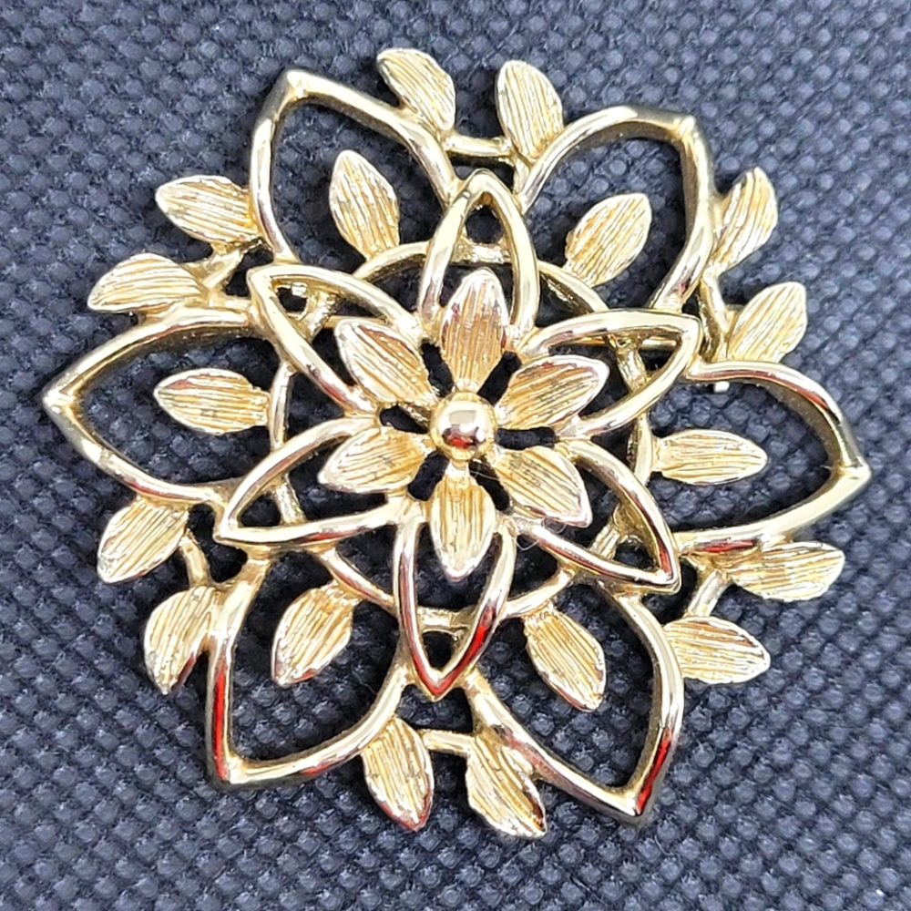 Vintage Sarah Coventry Peta Lure Pin Brooch Signed